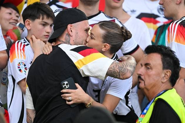 EM 2024: Deutschland - Ungarn am 19.06.2024 in der MHPArena in Stuttgart David Raum (Deutschland) und seine Frau Eva Katharina Raum