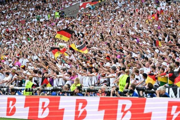 x EM 2024: Deutschland - Ungarn am 19.06.2024 in der MHPArena in Stuttgart Fans der deutschen Nationalmannschaft macht eine LoOla Welle.