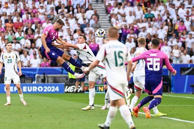 Sport Bilder des Tages EM 2024: Deutschland - Ungarn am 19.06.2024 in der MHPArena in Stuttgart Niclas Füllkrug Fuellkrug (Deutschland) im Zweikampf gegen Willi Orban (HUN)