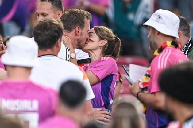 EM 2024: Deutschland - Ungarn am 19.06.2024 in der MHPArena in Stuttgart Lena Wurzenberger die Freundin von Bundestrainer Julian Nagelsmann (Deutschland) küsst Bundestrainer Julian Nagelsmann (Deutschland).