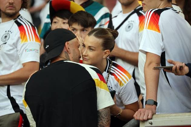 19.06.24 Deutschland - Ungarn Deutschland, Stuttgart, 19.06.2024, Fussball, UEFA EURO, EM, Europameisterschaft,Fussball 2024, Deutschland - Ungarn: David Raum (Deutschland) mit Freundin Eva Katharina.