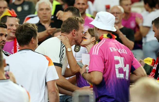 19.06.24 Deutschland - Ungarn Deutschland, Stuttgart, 19.06.2024, Fussball, UEFA EURO, EM, Europameisterschaft,Fussball 2024, Deutschland - Ungarn: Julian Nagelsmann (Trainer Deutschland) küsst seine Freundin Lena Wurzenberger.