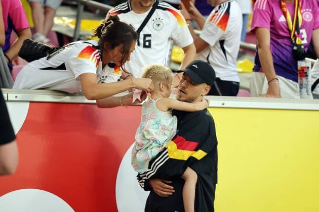 19.06.24 Deutschland - Ungarn Deutschland, Stuttgart, 19.06.2024, Fussball, UEFA EURO, EM, Europameisterschaft,Fussball 2024, Deutschland - Ungarn: Waldemar Anton (Deutschland) mit Familie Kinder Frau.