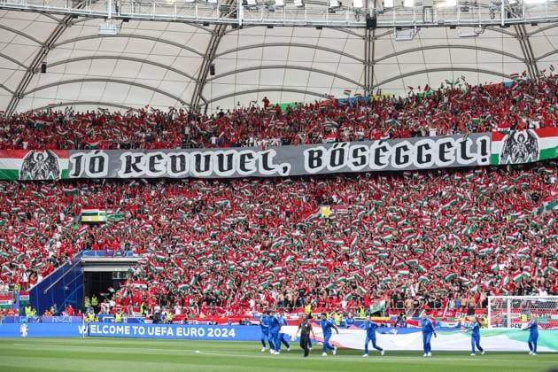 EM 2024: Deutschland - Ungarn am 19.06.2024 in der Stuttgart Arena in Stuttgart Die Fans aus Ungarn halten Fahnen hoch und präsentieren ein Spruchband Banner Transparent - Choreo Choreographie Choreografie