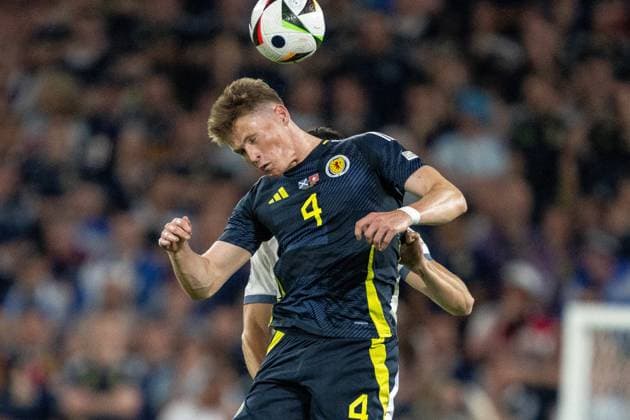 GER, EURO 2024, Group A, Schottland (SCT) vs Schweiz (SUI) 19.06.2024, Cologne Stadium, Koeln, GER, EURO 2024, Group A, Schottland (SCT) vs Schweiz (SUI) Im Bild: Kopfball Kopfballduell; Dynamik, Aktion, Action, Spielszene; Scott McTominay (Schottland SCT, 04); Vincent Sierro (Schweiz SUI, 16)