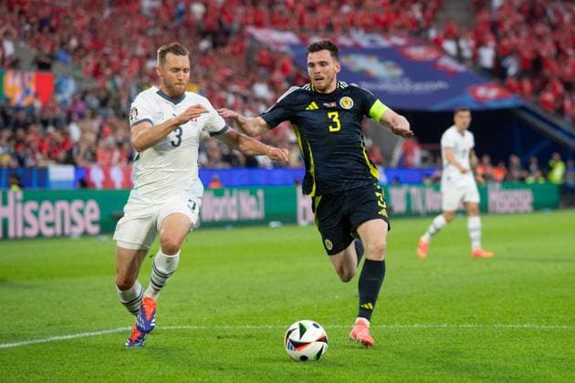 Andrew ROBERTSON (SCO) gegen WIDMER Silvan (SUI) Aktion, Zweikampf, Gruppenphase Gruppe A Schottland (SCO) - Schweiz (SUI) 1:1 am 19.06.2024 Stadion Koeln, Cologne Stadium, Fussball UEFA EURO, EM, Europameisterschaft,Fussball 2024 GERMANY vom 14.06.2024 - 14.07.2024. Â