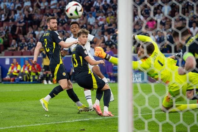 NDOYE Dan (SUI) Torchance, Torschuss, Torwart ANGUS GUNN (SCO) pariert, Parade,. Gruppenphase Gruppe A Schottland (SCO) - Schweiz (SUI) 1:1 am 19.06.2024 Stadion Koeln, Cologne Stadium, Fussball UEFA EURO, EM, Europameisterschaft,Fussball 2024 GERMANY vom 14.06.2024 - 14.07.2024. Â