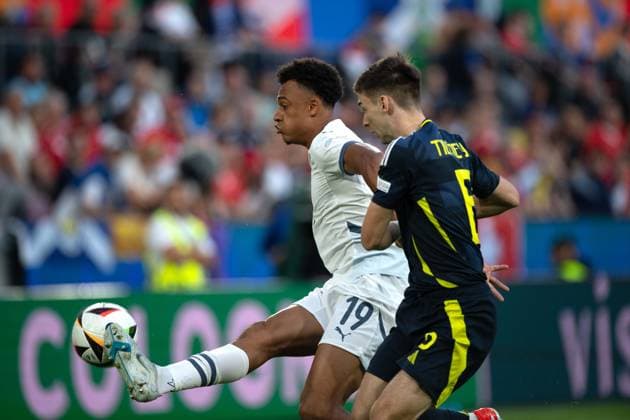 NDOYE Dan (SUI) gegen Kieran TIERNEY (SCO), Aktion, Zweikampf, Gruppenphase Gruppe A Schottland (SCO) - Schweiz (SUI) 1:1 am 19.06.2024 Stadion Koeln, Cologne Stadium, Fussball UEFA EURO, EM, Europameisterschaft,Fussball 2024 GERMANY vom 14.06.2024 - 14.07.2024. Â