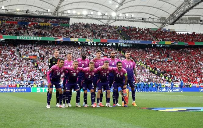 BAU 19.06.2024 Stuttgart Fußball EM 2024 Deutschland vs. Ungarn, Feature Mannschaftsfoto Deutschland, hintere Reihe v.l. Manuel Neuer, Toni Kroos, Antonio Rüdiger, Kai Havertz, Jonathan Tah, Robert Andrich, vordere Reihe v.l. Jamal Musiala, Maximilian Mittelstädt, Joshua Kimmich, Florian Wirtz, Ilkay Gündogan