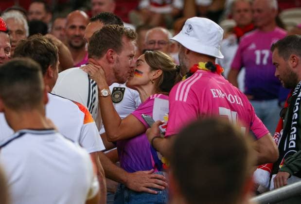 BAU 19.06.2024 Stuttgart Fußball EM 2024 Deutschland vs. Ungarn, v.l. Trainer Julian Nagelsmann (GER) küsst seine Freundin Lena Wurzenberger