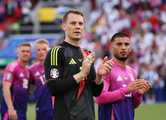 BAU 19.06.2024 Stuttgart Fußball EM 2024 Deutschland vs. Ungarn, vorn v.l. Manuel Neuer, Deniz Undav (GER)