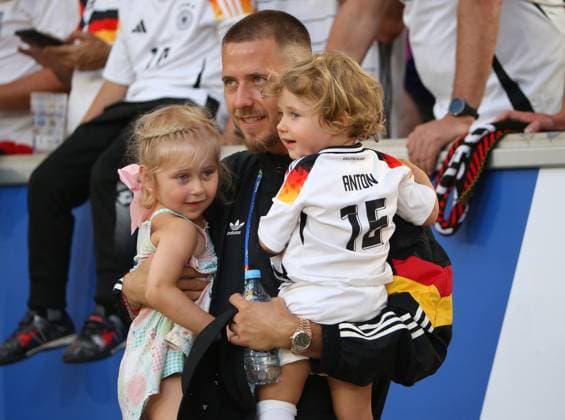 BAU 19.06.2024 Stuttgart Fußball EM 2024 Deutschland vs. Ungarn, Waldemar Anton mit seinen Kindern Die Einverständniserklärung der Eltern liegt nicht schriftlich vor.
