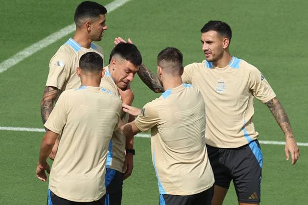Argentina™s footbollers joke with teammate Argentina s defender Lisandro Martinez (C) during a training session ahead the match against Canada for the Copa America USA 2024, group A, groupe stage, at Kennesaw University Sports Field, near Atlanta city, on June 19, 2024. KENNESAW UNITED STATES Copyright: xALEJANDROxPAGNIx