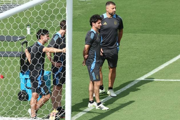 Argentina s team s coach assistant Walter Samuel (R), Pablo Aimar and Roberto Ayala (L) during a training session of national team, Nationalteam ahead the match against Canada for the Copa America USA 2024, group A, groupe stage, at Kennesaw University Sports Field, near Atlanta city, on June 19, 2024. KENNESAW UNITED STATES Copyright: xALEJANDROxPAGNIx