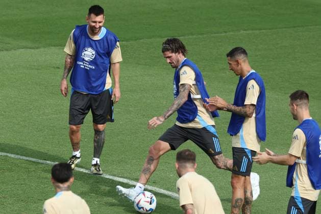 Argentina s midfielder Rodrigo de Paul (C) kicks the ball alongside forward Lionel Messi (L) during a training session ahead the match against Canada for the Copa America USA 2024, group A, groupe stage, at Kennesaw University Sports Field, near Atlanta city, on June 19, 2024. KENNESAW UNITED STATES Copyright: xALEJANDROxPAGNIx