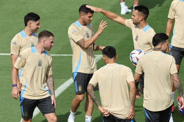 Argentina s footballers joke with midfielder Exequiel Palacios (C) during a training session ahead the match against Canada for the Copa America USA 2024, group A, groupe stage, at Kennesaw University Sports Field, near Atlanta city, on June 19, 2024. KENNESAW UNITED STATES Copyright: xALEJANDROxPAGNIx