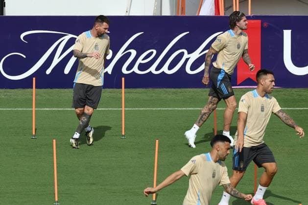 Argentina s forward Lionel Messi (L) makes excersices with teammates during a training session ahead the match against Canada for the Copa America USA 2024, group A, groupe stage, at Kennesaw University Sports Field, near Atlanta city, on June 19, 2024. KENNESAW UNITED STATES Copyright: xALEJANDROxPAGNIx