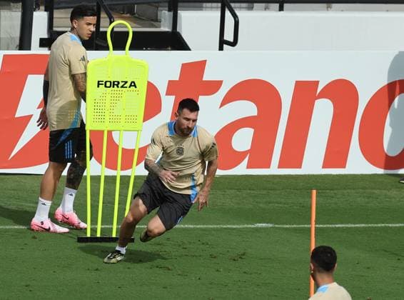 Argentina s forward Lionel Messi (C) makes excersices with teammates during a training session ahead the match against Canada for the Copa America USA 2024, group A, groupe stage, at Kennesaw University Sports Field, near Atlanta city, on June 19, 2024. KENNESAW UNITED STATES Copyright: xALEJANDROxPAGNIx