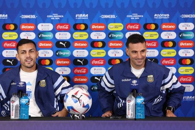 Argentina s head coach Lionel Scaloni (R) next midfielder Leandro Paredes during a press conference, PK, Pressekonferenz ahead the match against Canada for the Copa America USA 2024, group A, groupe stage, at Mercedes Benz stadium in Atlanta, on June 19, 2024. ATLANTA UNITED STATES Copyright: xALEJANDROxPAGNIx