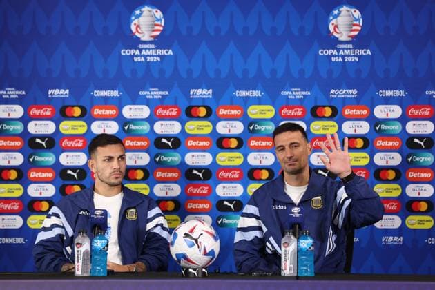 Argentina s head coach Lionel Scaloni (R) waves next midfielder Leando Paredes during a press conference, PK, Pressekonferenz ahead the match against Canada for the Copa America USA 2024, group A, groupe stage, at Mercedes Benz stadium in Atlanta, on June 19, 2024.