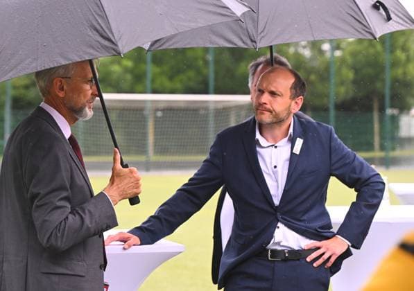 v.l.: Sachsens Innenminister Armin Schuster, David Fischer (Geschäftsführer Kommunikation Dynamo), Übergabe Fördermittelbescheid für den Neubau des Kunstrasenplatz am Rudolf Harbig Stadion, SG Dynamo Dresden, Fußball, Fussball, 3. Liga, Saison 2024 2025, Rudolf-Harbig-Stadion Dresden, 17.06.2024, *** f l Saxonys Minister of the Interior Armin Schuster, David Fischer Managing Director Communications Dynamo , Handover of funding decision for the new construction of the artificial turf pitch at the Rudolf Harbig Stadium, SG Dynamo Dresden, Football, Football, 3 Liga, Season 2024 2025, Rudolf Harbig Stadium Dresden, 17 06 2024,