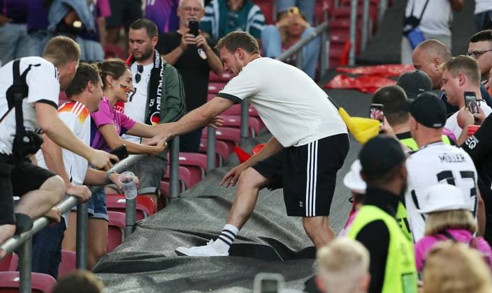 Trainer Julian Nagelsmann klettert zu seiner Freundin Lena Wurzenberger Fußball Fussball Europameisterschaft Euro 2024 EM Herren Saison 2023 2024 19.06.2024 Deutschland GER vs. Ungarn HUN in Stuttgart DFL regulations prohibit any use of photographs as image sequences and or quasi-video. *** Coach Julian Nagelsmann climbs to his girlfriend Lena Wurzenberger Sport Football Soccer European Championship Euro 2024 European Championship Men Season 2023 2024 19 06 2024 Germany GER vs Hungary HUN in Stuttgart DFL regulations prohibit any use of photographs as image sequences and or quasi video