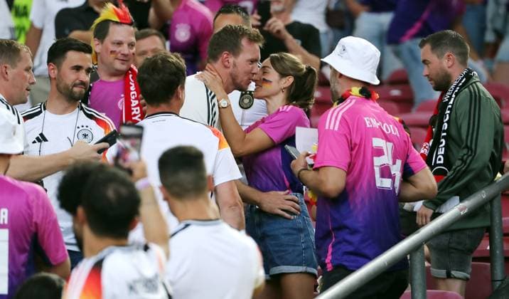 Trainer Julian Nagelsmann klettert zu seiner Freundin Lena Wurzenberger und holt sich einen Kuss Fußball Fussball Europameisterschaft Euro 2024 EM Herren Saison 2023 2024 19.06.2024 Deutschland GER vs. Ungarn HUN in Stuttgart DFL regulations prohibit any use of photographs as image sequences and or quasi-video. *** Coach Julian Nagelsmann climbs up to his girlfriend Lena Wurzenberger and gets a kiss Sports Football Soccer European Championship Euro 2024 European Championship Men Season 2023 2024 19 06 2024 Germany GER vs Hungary HUN in Stuttgart DFL regulations prohibit any use of photographs as image sequences and or quasi video