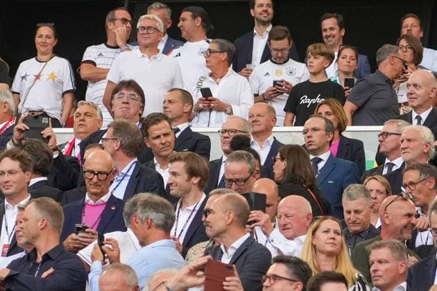 Oliver Bierhoff, Ungarns Regierungschef Viktor Orban und Bundeskanzler Olaf Scholz (SPD) auf der Tribüne - Stuttgart 19.06.2024: Deutschland vs. Ungarn, EURO2024, Gruppe A, M14, EM-Arena Stuttgart