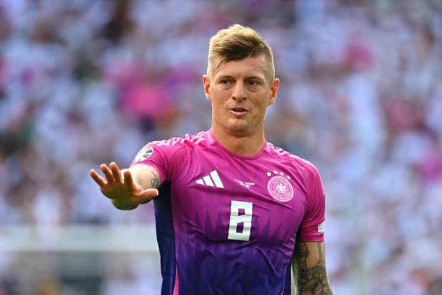 Toni KROOS (GER), Gestik,gibt Anweisungen, Aktion,Einzelbild,angeschnittenes Einzelmotiv,Halbfigur,halbe Figur. Gruppenphase Gruppe A Deutschland (GER) - Ungarn (HUN) 2-0 am 19.06.2024, Stuttgart Arena. Fussball UEFA EURO, EM, Europameisterschaft,Fussball 2024 GERMANY vom 14.06.2024 - 14.07.2024.