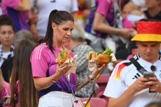 Lina KIMMICH (Ehefrau von Joshua KIMMICH) traegt zwei Burger,Spielerfrau. Gruppenphase Gruppe A Deutschland (GER) - Ungarn (HUN) 2-0 am 19.06.2024, Stuttgart Arena. Fussball UEFA EURO, EM, Europameisterschaft,Fussball 2024 GERMANY vom 14.06.2024 - 14.07.2024.