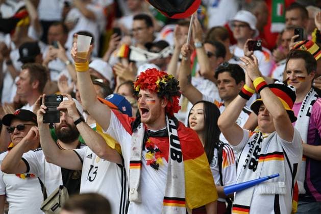 Die deutschen Fans feiern auf der Tribüne 19.06.2024, Fussball Europameisterschaft 2024, Vorrunde, 2. Spieltag Deutschland - Ungarn 2:0 Stuttgart MHP Arena Baden-Württemberg Deutschland