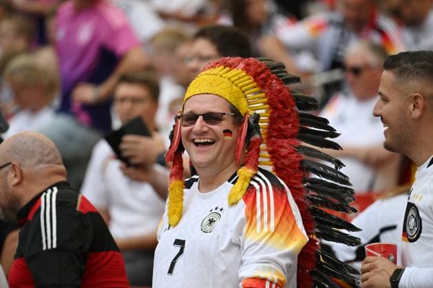 Deutscher Fan mit Indianer Perücke 19.06.2024, Fussball Europameisterschaft 2024, Vorrunde, 2. Spieltag Deutschland - Ungarn 2:0 Stuttgart MHP Arena Baden-Württemberg Deutschland
