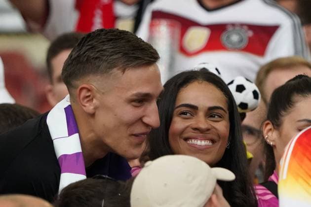 EURO 2024, Fussball, UEFA EURO, EM, Europameisterschaft,Fussball 2024, EM 2024, Gruppenphase, Gruppe A, Deutschland-Ungarn, 19.06.2024, Stuttgartarena Stuttgart Nico Schlotterbeck , Freundin Sabrina Deutschland, Aktion, Einzelbild