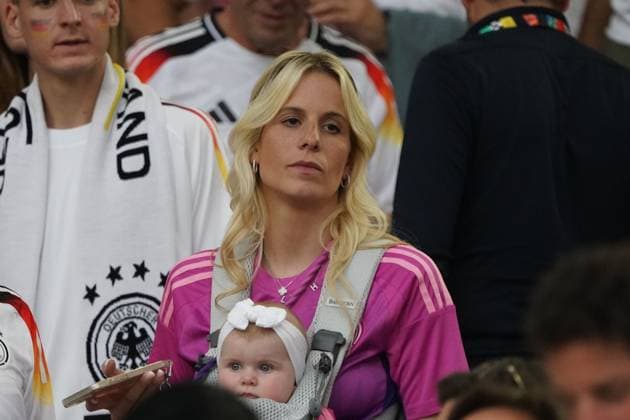 EURO 2024, Fussball, UEFA EURO, EM, Europameisterschaft,Fussball 2024, EM 2024, Gruppenphase, Gruppe A, Deutschland-Ungarn, 19.06.2024, Stuttgartarena Stuttgart Jenny Groß Frau von Pascal Gr0ß Deutschland, Aktion, Einzelbild