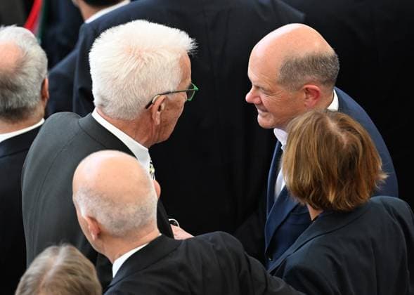 19.06.2024, xjhx, Fussball EM 2024, Deutschland - Ungarn emspor, v.l. Winfried Kretschmann (Ministerpräsident von Baden-Württemberg), Bundeskanzler Olaf Scholz (SPD) (UEFA REGULATIONS PROHIBIT ANY USE OF PHOTOGRAPHS as IMAGE SEQUENCES and or QUASI-VIDEO) Stuttgart