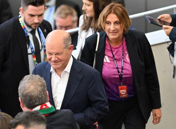 19.06.2024, xjhx, Fussball EM 2024, Deutschland - Ungarn emspor, v.l. Bundeskanzler Olaf Scholz (SPD), Britta Ernst (SPD Politikerin, Ehefrau von Olaf Scholz) (UEFA REGULATIONS PROHIBIT ANY USE OF PHOTOGRAPHS as IMAGE SEQUENCES and or QUASI-VIDEO) Stuttgart
