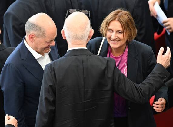 19.06.2024, xjhx, Fussball EM 2024, Deutschland - Ungarn emspor, v.l. Bundeskanzler Olaf Scholz (SPD), DFB Praesident Bernd Neuendorf (Deutscher Fussball-Bund), Britta Ernst (SPD Politikerin, Ehefrau von Olaf Scholz) (UEFA REGULATIONS PROHIBIT ANY USE OF PHOTOGRAPHS as IMAGE SEQUENCES and or QUASI-VIDEO) Stuttgart