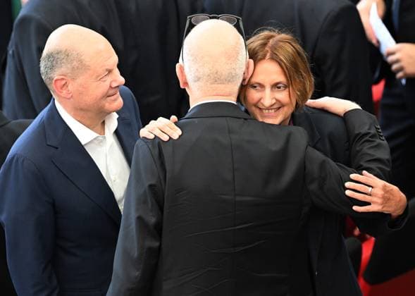 19.06.2024, xjhx, Fussball EM 2024, Deutschland - Ungarn emspor, v.l. Bundeskanzler Olaf Scholz (SPD), DFB Praesident Bernd Neuendorf (Deutscher Fussball-Bund), Britta Ernst (SPD Politikerin, Ehefrau von Olaf Scholz) (UEFA REGULATIONS PROHIBIT ANY USE OF PHOTOGRAPHS as IMAGE SEQUENCES and or QUASI-VIDEO) Stuttgart