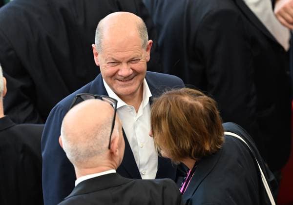 19.06.2024, xjhx, Fussball EM 2024, Deutschland - Ungarn emspor, v.l. Bundeskanzler Olaf Scholz (SPD), fbpr, Britta Ernst (SPD Politikerin, Ehefrau von Olaf Scholz) (UEFA REGULATIONS PROHIBIT ANY USE OF PHOTOGRAPHS as IMAGE SEQUENCES and or QUASI-VIDEO) Stuttgart