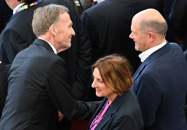 19.06.2024, xjhx, Fussball EM 2024, Deutschland - Ungarn emspor, v.l. Geschaeftsfuehrer Hans-Joachim Watzke (Borussia Dortmund), Bundeskanzler Olaf Scholz (SPD) (UEFA REGULATIONS PROHIBIT ANY USE OF PHOTOGRAPHS as IMAGE SEQUENCES and or QUASI-VIDEO) Stuttgart