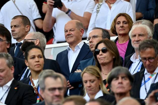 19.06.2024, xjrdrx, Fussball EM 2024, Deutschland - Ungarn emspor, v.l. UEFA Präsident Aleksander Äaeferin Ceferin Bundeskanzler Olaf Scholz (SPD) Britta Ernst (SPD Politikerin und Ehefrau von Olaf Scholz) Sportdirektor Rudi Voeller Völler (DFB) (DFL DFB REGULATIONS PROHIBIT ANY USE OF PHOTOGRAPHS as IMAGE SEQUENCES and or QUASI-VIDEO) Stuttgart