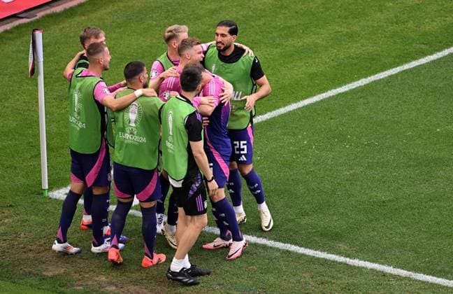 19.06.2024, xjhx, Fussball EM 2024, Deutschland - Ungarn emspor, v.l. Joshua Kimmich (Deutsche Fussball Nationalmannschaft DFB) celebrate the goal, Der Torjubel zum bei den ersatzspielern (UEFA REGULATIONS PROHIBIT ANY USE OF PHOTOGRAPHS as IMAGE SEQUENCES and or QUASI-VIDEO) Stuttgart