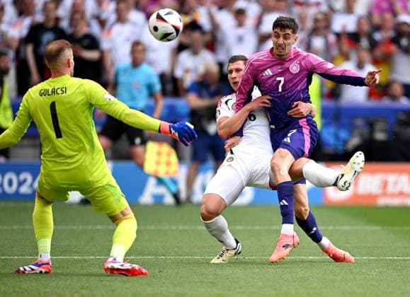 Fussball Euro 2024 Gruppe A 19.06.2024 Deutschland - Ungarn Torwart Peter Gulacsi (li, Ungarn) gegen Willi Orban (mitte, Ungarn) gegen Kai Havertz (re, Deutschland)