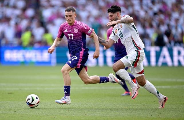 Fussball Euro 2024 Gruppe A 19.06.2024 Deutschland - Ungarn Florian Wirtz (li, Deutschland) gegen Dominik Szoboszlai (re, Ungarn)