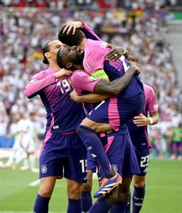Fussball Euro 2024 Gruppe A 19.06.2024 Deutschland - Ungarn Deutschland Jubel nach dem Tor zum 2-0, Leroy Sane, Antonio Ruediger, oben Torschuetze Ilkay Guendogan (v. li.)