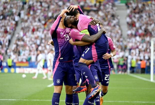 Fussball Euro 2024 Gruppe A 19.06.2024 Deutschland - Ungarn Deutschland Jubel nach dem Tor zum 2-0, Leroy Sane, Antonio Ruediger und der Torschuetze oben auf Ilkay Guendogan