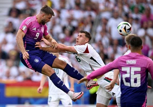Fussball Euro 2024 Gruppe A 19.06.2024 Deutschland - Ungarn Niclas Fuellkrug (li, Deutschland) gegen Willi Orban (re, Ungarn)