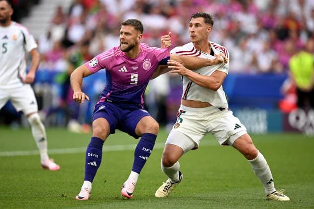Fussball Euro 2024 Gruppe A 19.06.2024 Deutschland - Ungarn Niclas Fuellkrug (li, Deutschland) gegen Willi Orban (re, Ungarn)