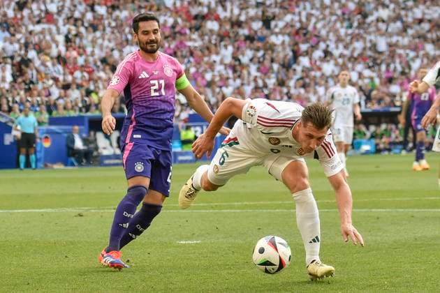 Umstrittene Strafraumszene ?lkay Gündogan Guendogan ( 21, Deutschland) rempelt Willi Orban ( 6, Ungarn), der strauchelt und geht zu Boden, danach erzielt Jamal Musiala ( 10, Deutschland) das Tor zum 1:0 19.06.2024 Fussball Europameisterschaft in Deutschland Deutschland vs Ungarn, Neckarpark, Stuttgart, Baden-Württemberg Germany