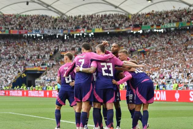 Die Mannschaft von Deutschland Jubel Freude Emotion Torjubel Torschuetze Torschütze zum 1:0 Jamal Musiala ( 10, Deutschland) 19.06.2024 Fussball Europameisterschaft in Deutschland Deutschland vs Ungarn, Neckarpark, Stuttgart, Baden-Württemberg Germany